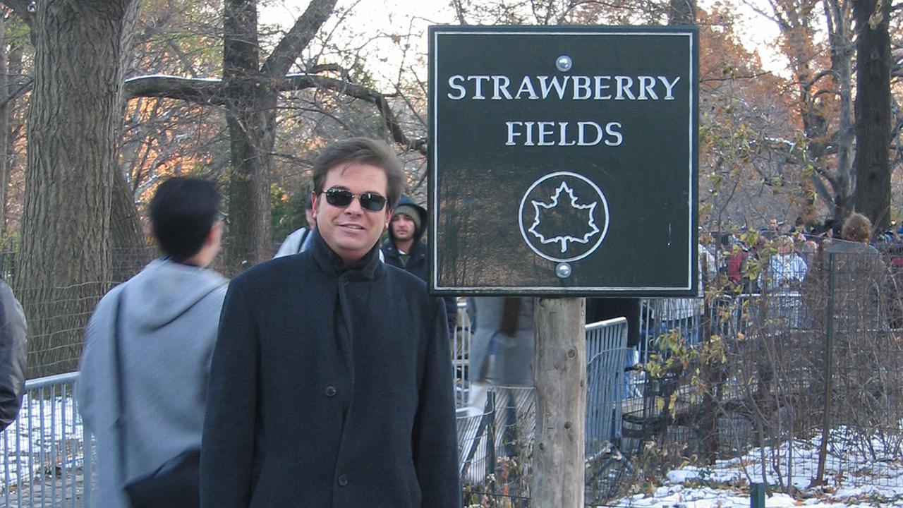 Der Autor  am 25. Todestag von John Lennon vor Ort in New York City