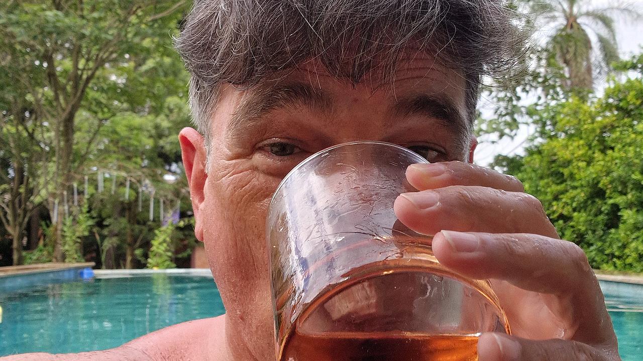 Entspannter Blick aus dem Pool auf die Welt