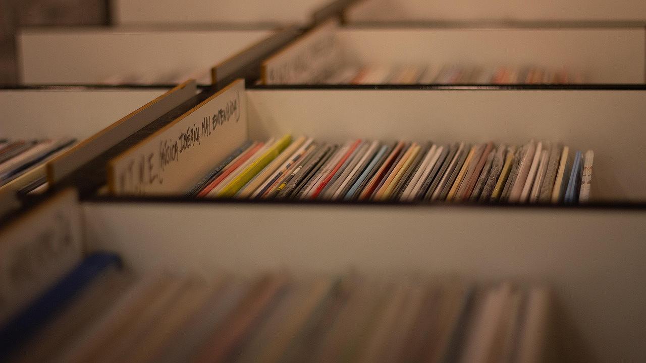 Früher stöberte man durch Platten - heute sind Millionen von ihnen im Stream verfügbar
