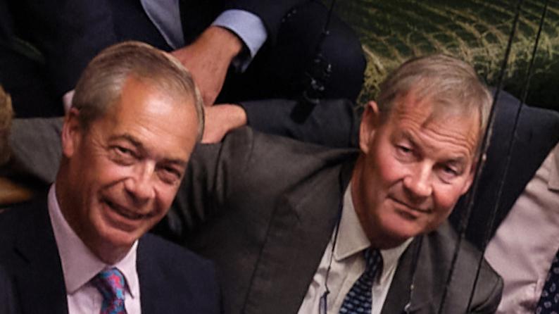Noch in trauter Einigkeit: Rupert Lowe (rechts) neben Nigel Farage im britischen Unterhaus.