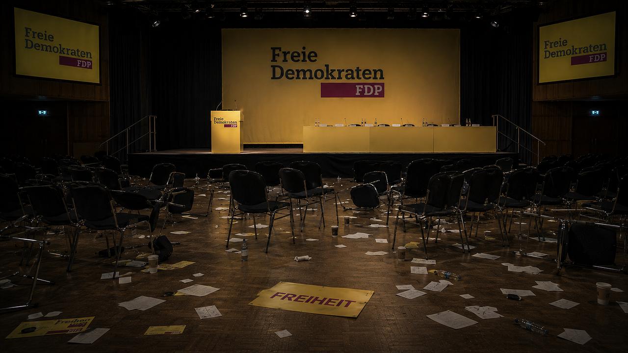 Am Ende blieben leere Stühle, leere Versprechen und eine Idee, die niemand mehr aufheben wollte.
