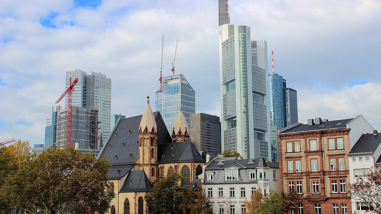 Durch die Gassen der Mainmetropole streift der Rätselhafte